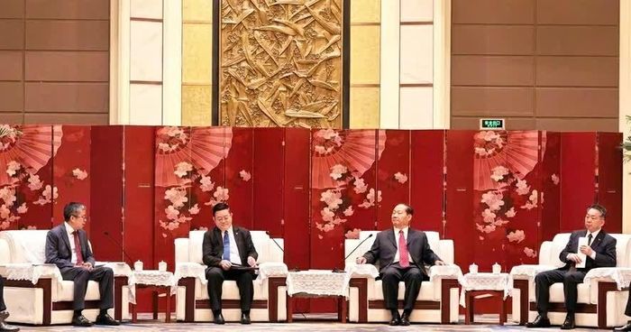 Tổng Thư ký ASEAN Kao Kim Hourn, Đại sứ Phạm Thanh Bình, Đại sứ và đại diện Đại sứ quán các nước ASEAN hội kiến chung với Phó Ủy viên trưởng Bành Thanh Hoa và lãnh đạo Hội Hữu nghị đối ngoại nhân dân Trung Quốc. (Nguồn: Đại sứ quán Việt Nam tại Trung Quốc)
