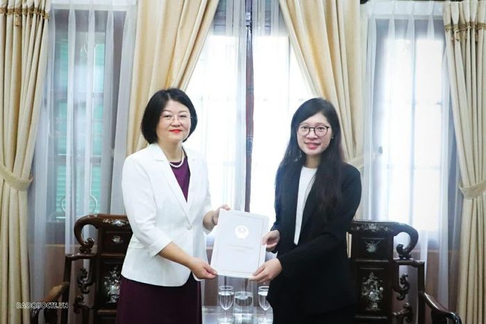 Phó Cục trưởng Cục Lãnh sự Phan Thị Minh Giang trao Giấy chấp nhận lãnh sự cho bà Lý Ngụy Ngụy, Tổng Lãnh sự Trung Quốc tại TP. Đà Nẵng. (Ảnh: Nguyễn Nhuận)
