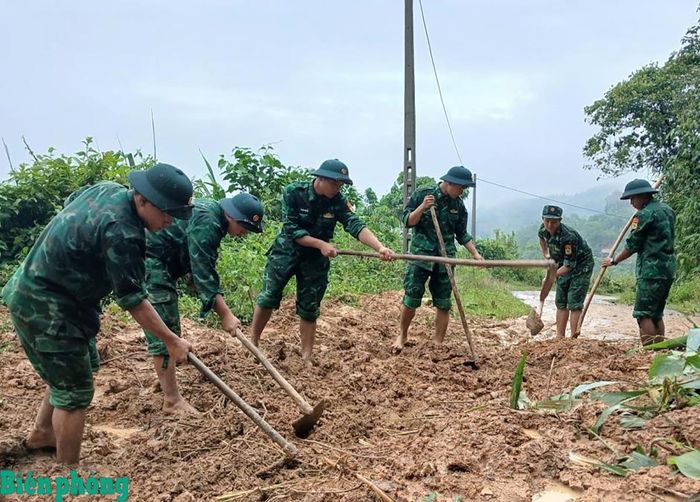Cán bộ, chiến sĩ Đồn Biên phòng Ba Nang, Bộ đội Biên phòng tỉnh Quảng Trị khắc phục điểm sạt lở, góp phần bảo đảm an toàn giao thông trên địa bàn. Ảnh: Đình Tiến