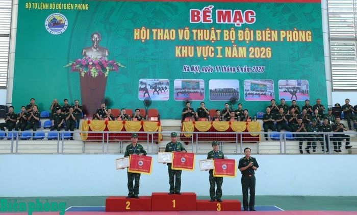 Thiếu tướng Hoàng Hữu Chiến trao Cờ và Bằng khen của Bộ Tư lệnh Bộ đội Biên phòng cho các đoàn vận động viên đoạt giải Nhất, Nhì, Ba toàn đoàn. Ảnh: Ngọc Lâm