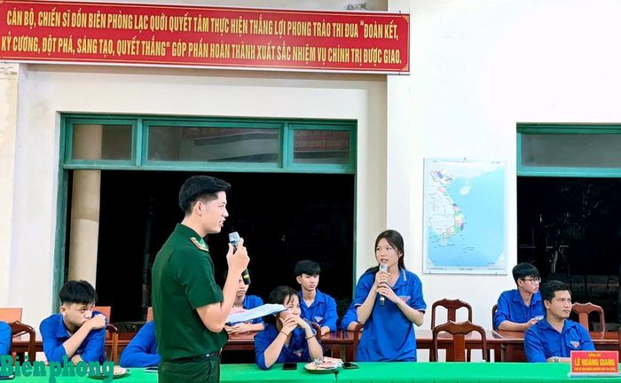 Đoàn viên, thanh niên trao đổi nội dung về chuyển đối số. Ảnh: Huy Hoàng