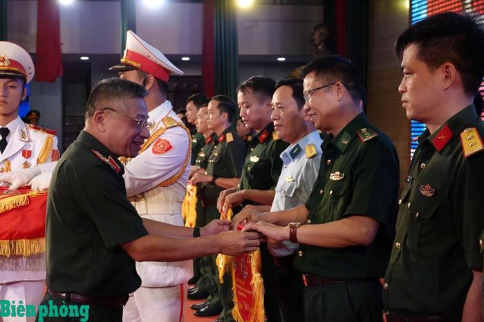 Thượng tướng Lê Quang Minh trao cờ lưu niệm tặng đại diện các đội thi. Ảnh: TK