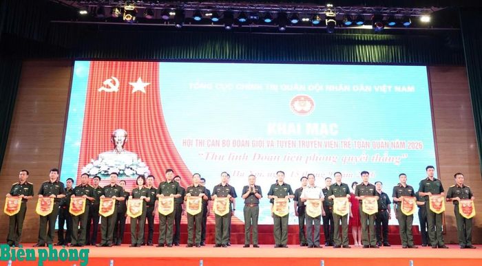 Thượng tướng Lê Quang Minh trao cờ lưu niệm tặng đại diện 29 đội thi. Ảnh: TK
