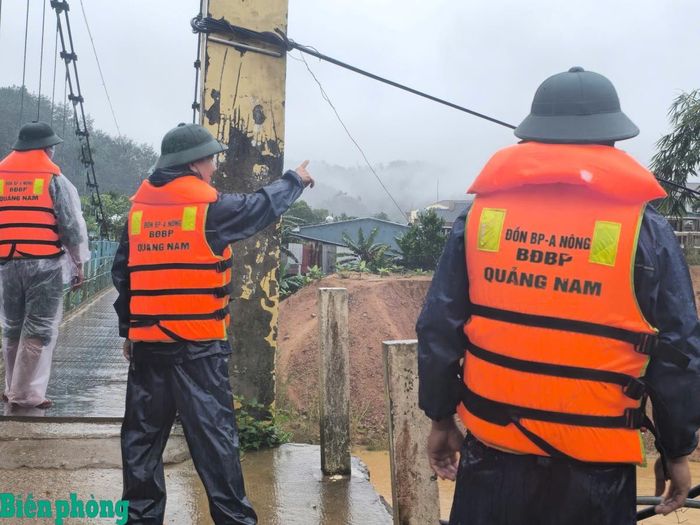 Cán bộ Đồn Biên phòng A Nông, Bộ đội Biên phòng thành phố Đà Nẵng khảo sát khu vực có nguy cơ sạt lở, xây dựng phương án di dời người dân và tài sản đến khu vực an toàn. Ảnh: Trúc Hà
