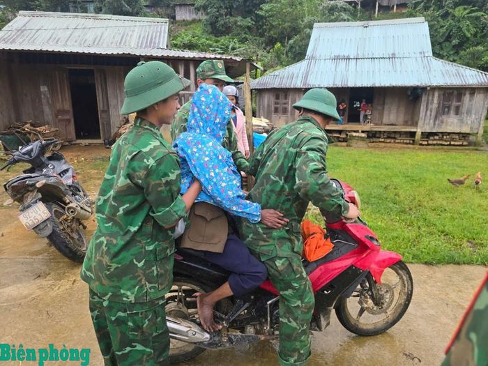 Cán bộ Đồn Biên phòng Ga Ry, Bộ đội Biên phòng thành phố Đà Nẵng hỗ trợ người dân di dời đến nơi an toàn. Ảnh: Trúc Hà