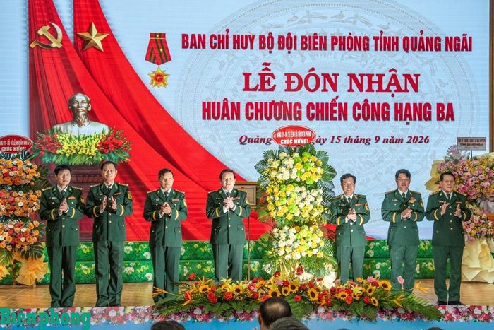 Thiếu tướng Vũ Quốc Ân trao lẵng hoa của Đảng ủy, Bộ Tư lệnh Bộ đội Biên phòng tặng Bộ đội Biên phòng tỉnh Quảng Ngãi. Ảnh: Lê Văn Chương