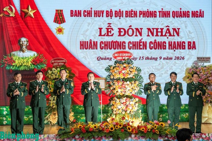 Thiếu tướng Nguyễn Quốc Hương trao lẵng hoa của Đảng ủy, Bộ Tư lệnh Quân khu 5 tặng Bộ đội Biên phòng tỉnh Quảng Ngãi. Ảnh: Lê Văn Chương