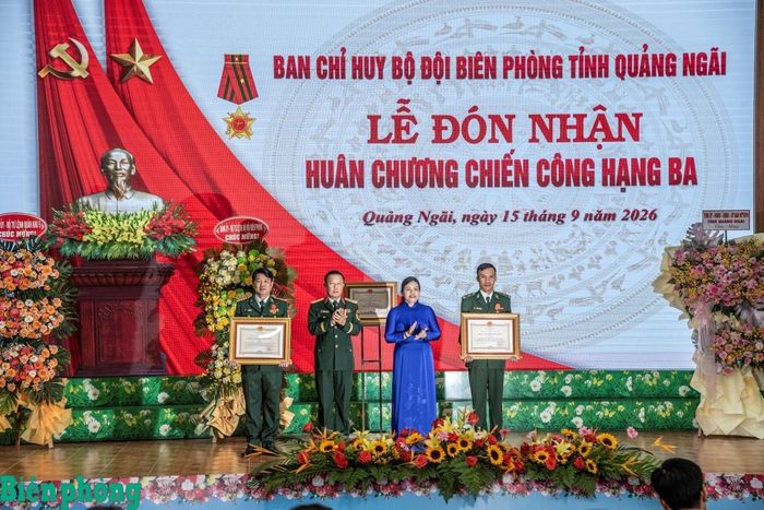 Thừa ủy quyền của Chủ tịch nước, Thiếu tướng Nguyễn Quốc Hương và đồng chí Y Ngọc trao Huân chương Chiến công hạng Ba tặng 2 cá nhân có thành tích đặc biệt xuất sắc trong thực hiện nhiệm vụ. Ảnh: Lê Văn Chương