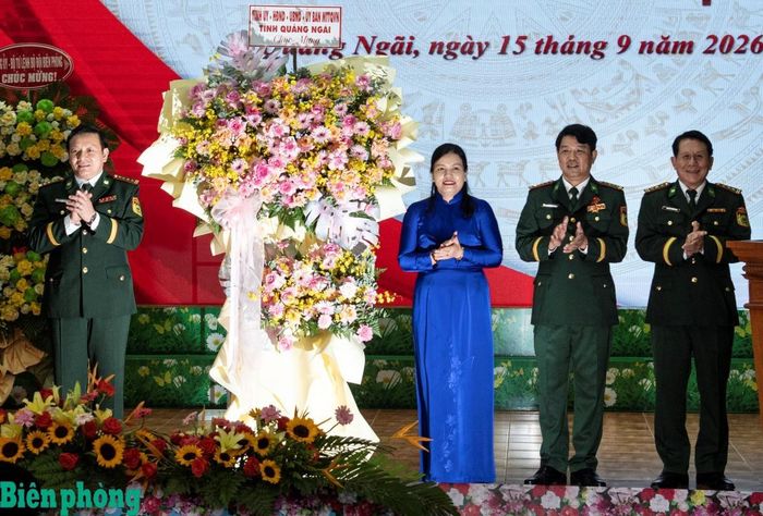 Đồng chí Y Ngọc trao lẵng hoa của Tỉnh ủy, Hội đồng nhân dân, Ủy ban nhân dân, Ủy ban Mặt trận Tổ quốc Việt Nam tỉnh Quảng Ngãi tặng Bộ đội Biên phòng tỉnh Quảng Ngãi. Ảnh: Lê Văn Chương