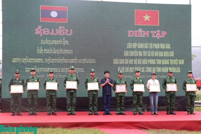 Đồng chí Lê Văn Bảo, Phó Chủ tịch Ủy ban nhân dân tỉnh Quảng Trị trao Bằng khen của Ủy ban nhân dân tỉnh tặng các tập thể, cá nhân tham gia diễn tập. Ảnh: Viết Lam
