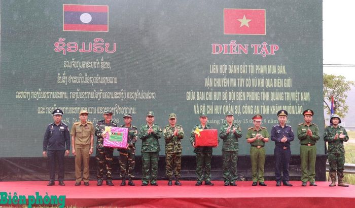 Thiếu tướng Võ Tiến Nghị và Đại tá Sắc Sít Phi Chít trao quà tặng các lực lượng tham gia diễn tập. Ảnh: Viết Lam