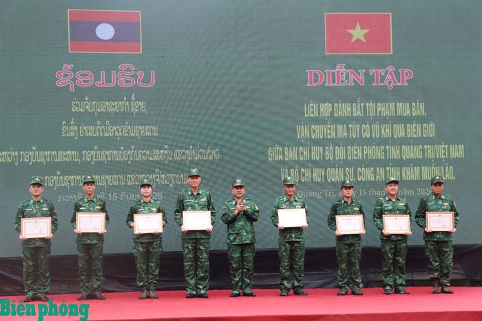 Thiếu tướng Võ Tiến Nghị trao Bằng khen của Bộ Tư lệnh Bộ đội Biên phòng tặng các tập thể, cá nhân tham gia diễn tập. Ảnh: Viết Lam