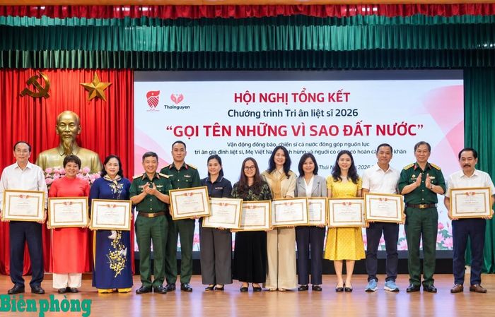 Hội Hỗ trợ gia đình liệt sĩ Việt Nam trao Bằng khen tặng các cá nhân có nhiều đóng góp tích cực vào thành công của chiến dịch. Ảnh: Trang Trần