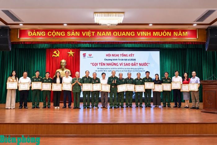Hội Hỗ trợ gia đình liệt sĩ Việt Nam trao Bằng khen tặng các tập thể có nhiều đóng góp tích cực vào thành công của chiến dịch. Ảnh: Trang Trần