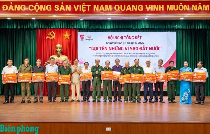 Hội Hỗ trợ gia đình liệt sĩ Việt Nam trao quà tặng các gia đình liệt sĩ. Ảnh: Trang Trần