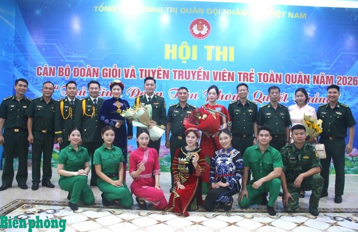 Đại tá Nguyễn Quốc Hiếu tặng hoa chúc mừng đội tuyển Bộ đội Biên phòng đã hoàn thành tốt phần thi. Ảnh: TK
