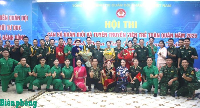 Đại tá Nguyễn Quốc Hiếu chụp ảnh lưu niệm cùng các diễn viên, nghệ sĩ của đội tuyển Bộ đội Biên phòng bên lề hội thi. Ảnh: TK