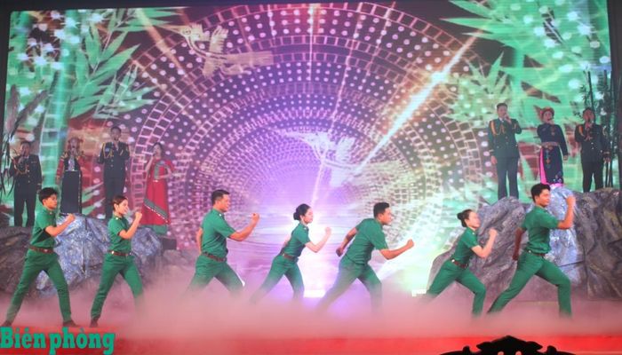 Các hoạt cảnh được dàn dựng công phu gắn liền với thực tiễn chiến đấu, công tác của người lính quân hàm xanh. Ảnh: TK
