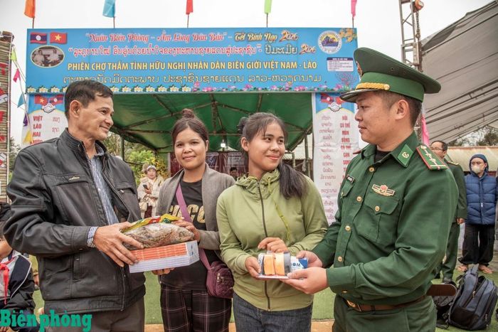 Chương trình “Xuân Biên phòng ấm lòng dân bản” được các đơn vị Bộ đội Biên phòng trong Cụm thi đua số 4 tổ chức, thu hút nhiều nhà hảo tâm chung tay chia sẻ niềm vui với đồng bào biên giới, nhân dân và lực lượng vũ trang Lào, Campuchia. Ảnh: Lê Văn Chương