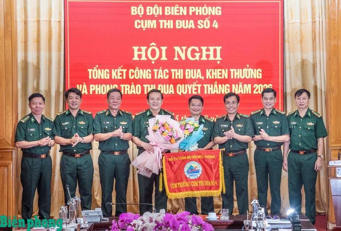 Thiếu tướng Vũ Quốc Ân và Thiếu tướng Văn Ngọc Quế cùng các đại biểu Cụm thi đua số 4 chứng kiến Bộ đội Biên phòng tỉnh Quảng Ngãi bàn giao Cờ luân lưu Cụm trưởng năm 2027 cho Bộ đội Biên phòng tỉnh Gia Lai. Ảnh: Lê Văn Chương