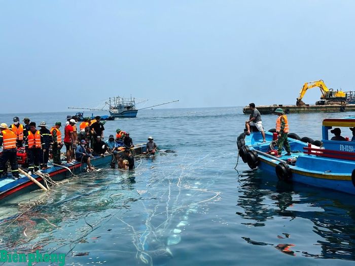 Cán bộ, chiến sĩ Đồn Biên phòng cửa khẩu cảng Phú Quý hỗ trợ tìm kiếm ngư dân mất tích. Ảnh: CTV