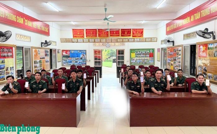 Cán bộ, chiến sĩ Đồn Biên phòng cửa khẩu Lý Vạn, Bộ đội Biên phòng tỉnh Cao Bằng tham gia Cuộc thi trắc nghiệm trực tuyến “Tìm hiểu Nghị quyết Đại hội đại biểu toàn quốc lần thứ XIV của Đảng và Nghị quyết Đại hội đại biểu Đảng bộ tỉnh Cao Bằng lần thứ XX, nhiệm kỳ 2025-2030”. Ảnh: Vũ Lê