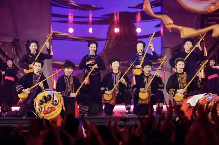 Hoàng Dũng cùng mẹ biểu diễn hát then - loại hình nghệ thuật được UNESCO ghi danh là Di sản văn hóa phi vật thể đại diện của nhân loại năm 2019. Ảnh: NSX