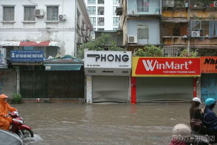 Theo một số người dân, khu vực phố Núi Trúc có tình trạng thoát nước chậm. Nước bắt đầu ngập từ khoảng 6h và đến 8h sáng cùng ngày vẫn chưa có dấu hiệu giảm đáng kể.