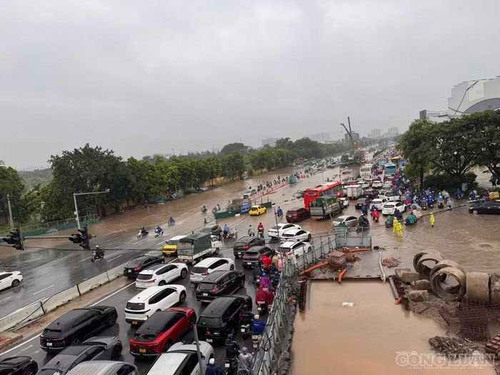  Tại đường Đàm Quang Trung, nước cũng ngập mặt đường, khiến các phương tiện di chuyển chậm. ﻿Ảnh: Nguyễn Thu 
