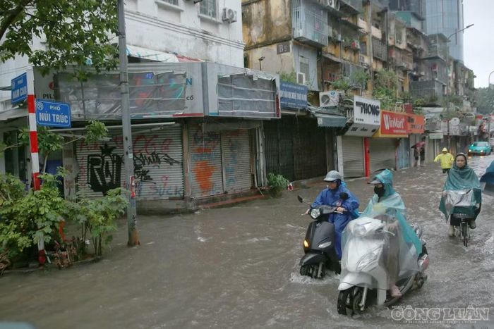 Ghi nhận vào lúc 7h sáng 15/9, một số tuyến phố xảy ra ngập úng như Cổ Linh, Đàm Quang Trung, Núi Trúc...