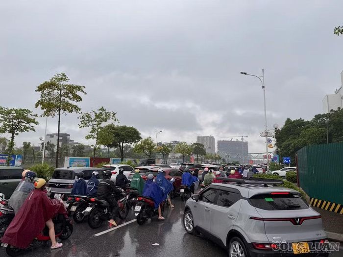 Lượng xe tăng cao trong giờ cao điểm cùng với tình trạng ngập nước khiến tuyến đường Cổ Linh xảy ra ùn tắc. Ảnh: Nguyễn Thu