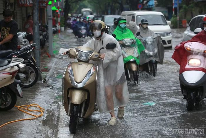 Nhiều người phải xuống xe, dắt bộ qua khu vực ngập.