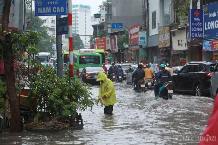 Trước tình trạng ngập, người điều khiển phương tiện được khuyến cáo giảm tốc độ, quan sát các phương tiện đi trước và tránh chạy nhanh tạo sóng nước. Với xe máy, việc đi vào vùng nước sâu có thể khiến phương tiện chết máy hoặc người điều khiển mất thăng bằng.