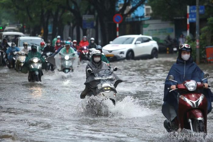 Tại phố Núi Trúc, nước ngập trên mặt đường khiến việc đi lại của người dân gặp nhiều khó khăn.