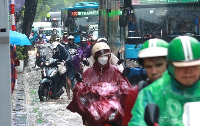 Chị Linh, một người dân di chuyển qua phố Núi Trúc sáng 15/9, cho biết mưa lớn khiến nước dâng nhanh, gây úng ngập cục bộ và ảnh hưởng đáng kể đến việc đi lại.
