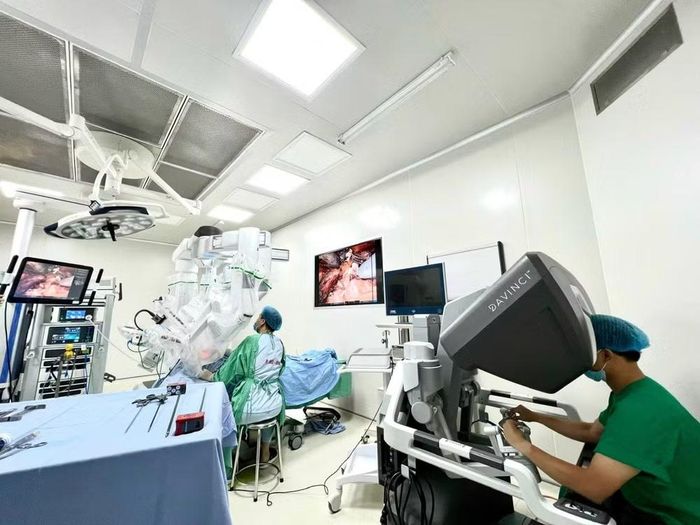 Tháng 9/2019, trên website, Bệnh viện K cho biết đã triển khai phẫu thuật nội soi với hệ thống robot Da Vinci Xi cho người bệnh ung thư. Theo giới thiệu, đây là thế hệ robot hiện đại nhất trên thế giới hiện nay. Bệnh viện K là bệnh viện đầu tiên ở Việt Nam trang bị robot thế hệ này. Ảnh: Website bệnh viện
