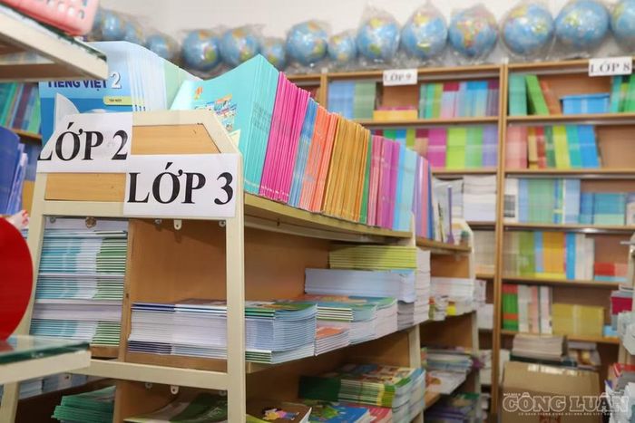 Tại một số địa phương, công tác đăng ký, dự báo và phối hợp cung ứng cũng chưa thật chủ động. Việc cập nhật nhu cầu phát sinh sau những thay đổi về trường, lớp, chính sách hỗ trợ SGK và nhu cầu mua thêm của học sinh, phụ huynh chưa kịp thời.