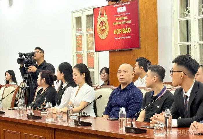 Khách mời, vận động viên tham dự giải dự họp báo.