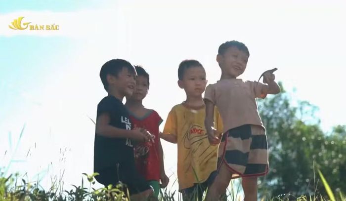 Chương trình gồm 2 sân chơi trực tuyến là cuộc thi sáng tác video “Kết nối Bản sắc” và cuộc thi trắc nghiệm “Hiểu biết Bản sắc”. Ảnh cắt từ video BTC cung cấp