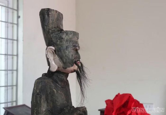 Tượng gỗ có đôi tai lớn, bộ râu dài. Ảnh: Kim Long