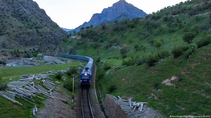 Tàu chở hàng đóng vai trò then chốt trong nỗ lực của Iran nhằm mở rộng thương mại thông qua các tuyến đường bộ. Ảnh: Amir/Middle East Images.