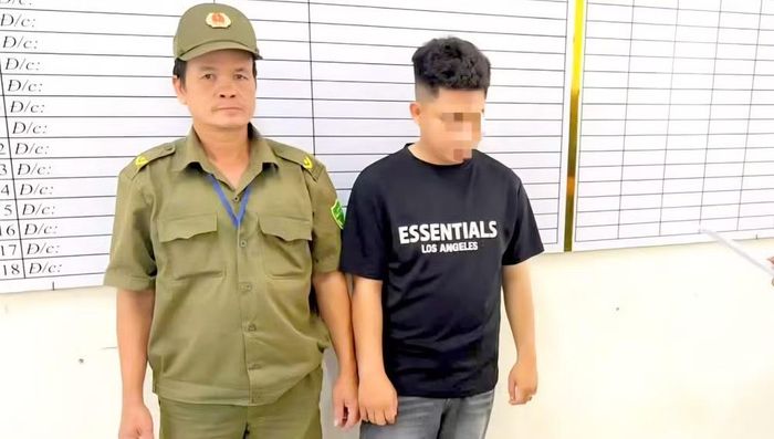 Đối tượng Trần Tiến Đạt (áo đen) tại cơ quan công an - Ảnh: Công an TP Đồng Nai.