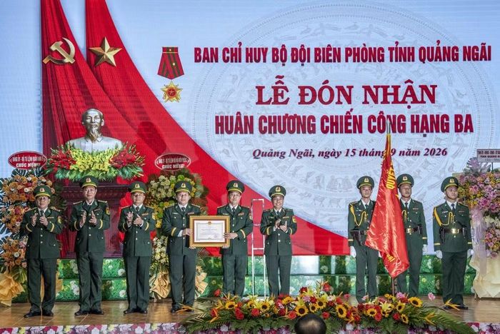 Thừa ủy quyền của Chủ tịch nước, Thiếu tướng Vũ Quốc Ân, Phó Chính ủy Bộ đội Biên phòng trao Huân chương Chiến công hạng Ba tặng Ban Chỉ huy Bộ đội Biên phòng tỉnh Quảng Ngãi. Ảnh: Lê Văn Chương.