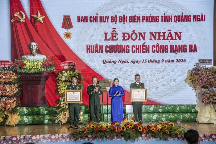 Thiếu tướng Nguyễn Quốc Hương và đồng chí Y Ngọc trao Huân chương Chiến công hạng Ba cho 2 cá nhân có thành tích đặc biệt xuất sắc trong thực hiện nhiệm vụ. Ảnh: Lê Văn Chương.