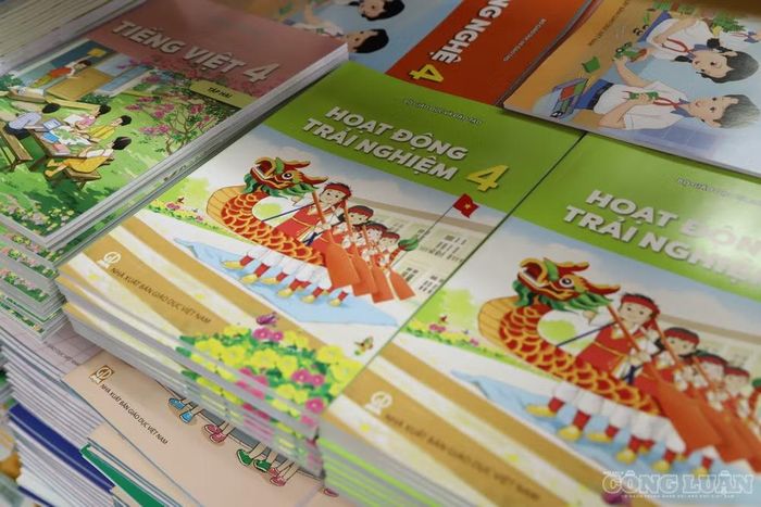 Ngoài sách giáo khoa điện tử, Nhà xuất bản Giáo dục Việt Nam cũng cung cấp các học liệu bổ trợ trên nền tảng trực tuyến để hỗ trợ việc dạy và học.