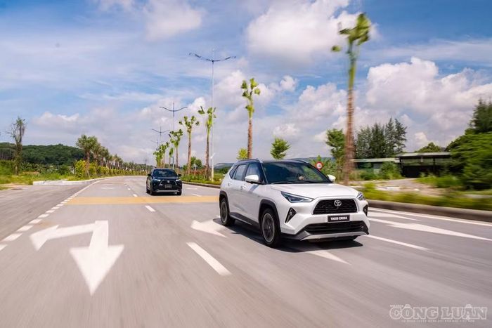 Toyota Yaris Cross duy trì khoảng cách rất xa so với đối thủ Mitsubishi Xforce và nhóm xe động cơ xăng bám đuổi phía sau.