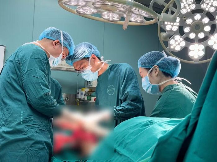 Sau 14 ngày, hai vạt vi phẫu sống tốt, vết mổ liền thuận lợi, người bệnh được cắt chỉ và bắt đầu tập đặt chân xuống đất, chịu lực từng bước để phục hồi khả năng đi lại. Ảnh: Bệnh viện cung cấp