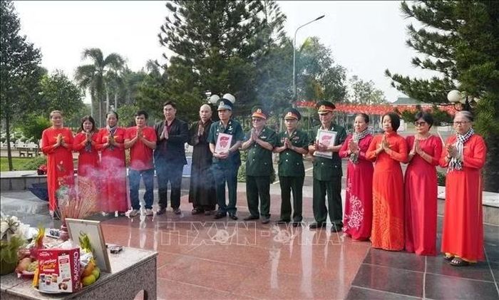 Hội Hỗ trợ gia đình liệt sĩ thành phố Đồng Nai thắp hương trước khi thực hiện các thủ tục đưa các liệt sĩ về quê hương. Ảnh TTXVN.