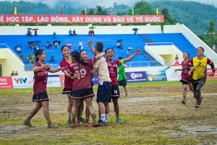 Cả đội ăn mừng vì bàn thắng gỡ hòa tại trận đấu chung kết Giải bóng đá nữ các dân tộc thiểu số Việt Nam - VTV Cup lần thứ I/2026. Ảnh T.N
