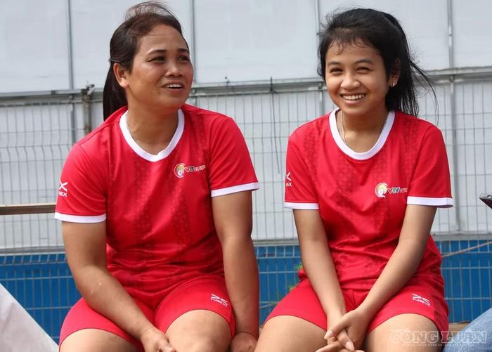Hai mẹ con H Theo cùng đam mê chơi đá bóng